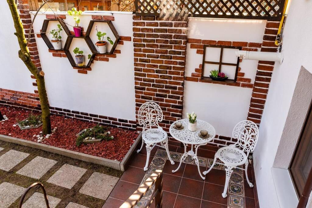 Вилла Cozy House With Nice Garden In Heart Of City Center Клуж-Напока Экстерьер фото
