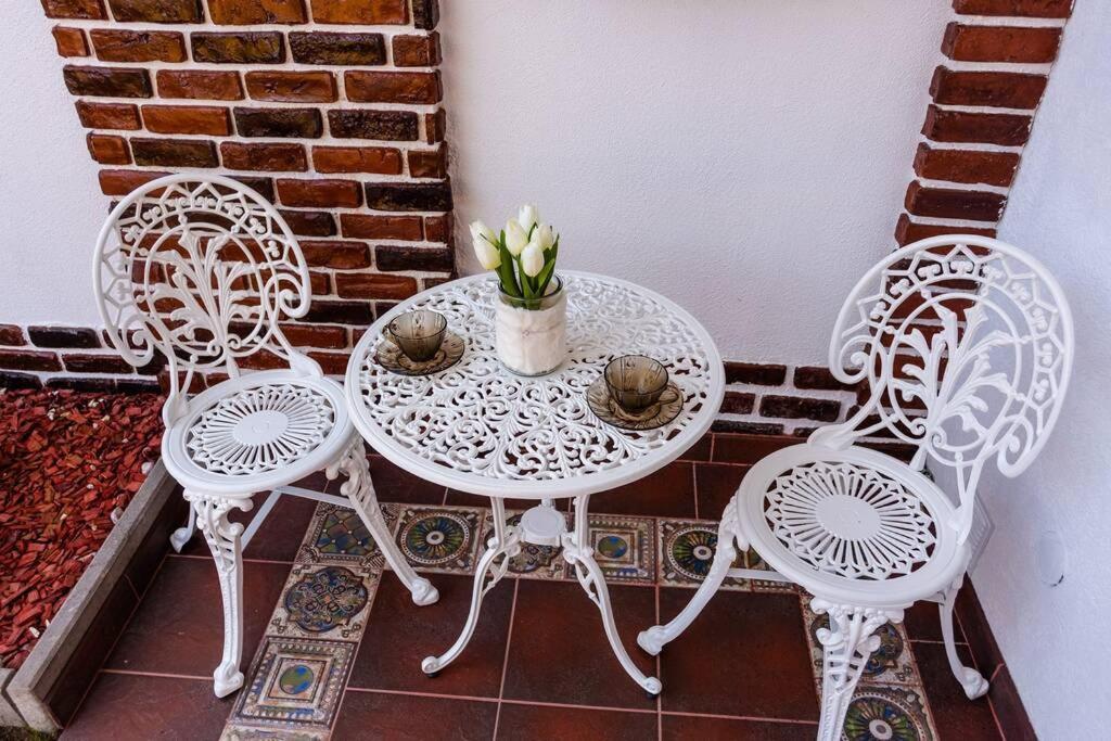 Вилла Cozy House With Nice Garden In Heart Of City Center Клуж-Напока Экстерьер фото