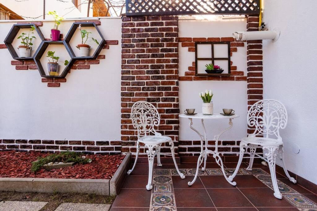 Вилла Cozy House With Nice Garden In Heart Of City Center Клуж-Напока Экстерьер фото